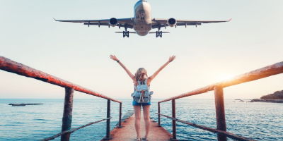 Solo Woman Traveller Streaming While See a plane.